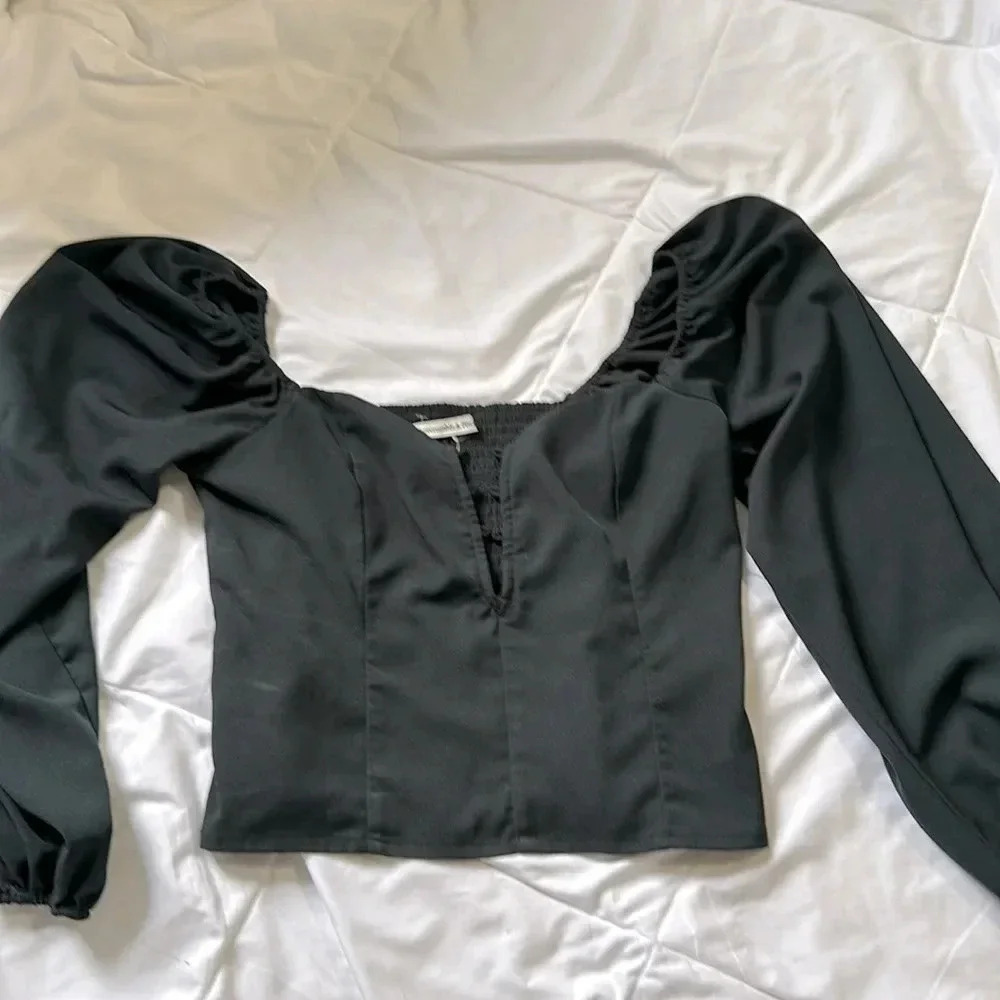 Abercrombie and Fitch black crop long sleeve top size medium